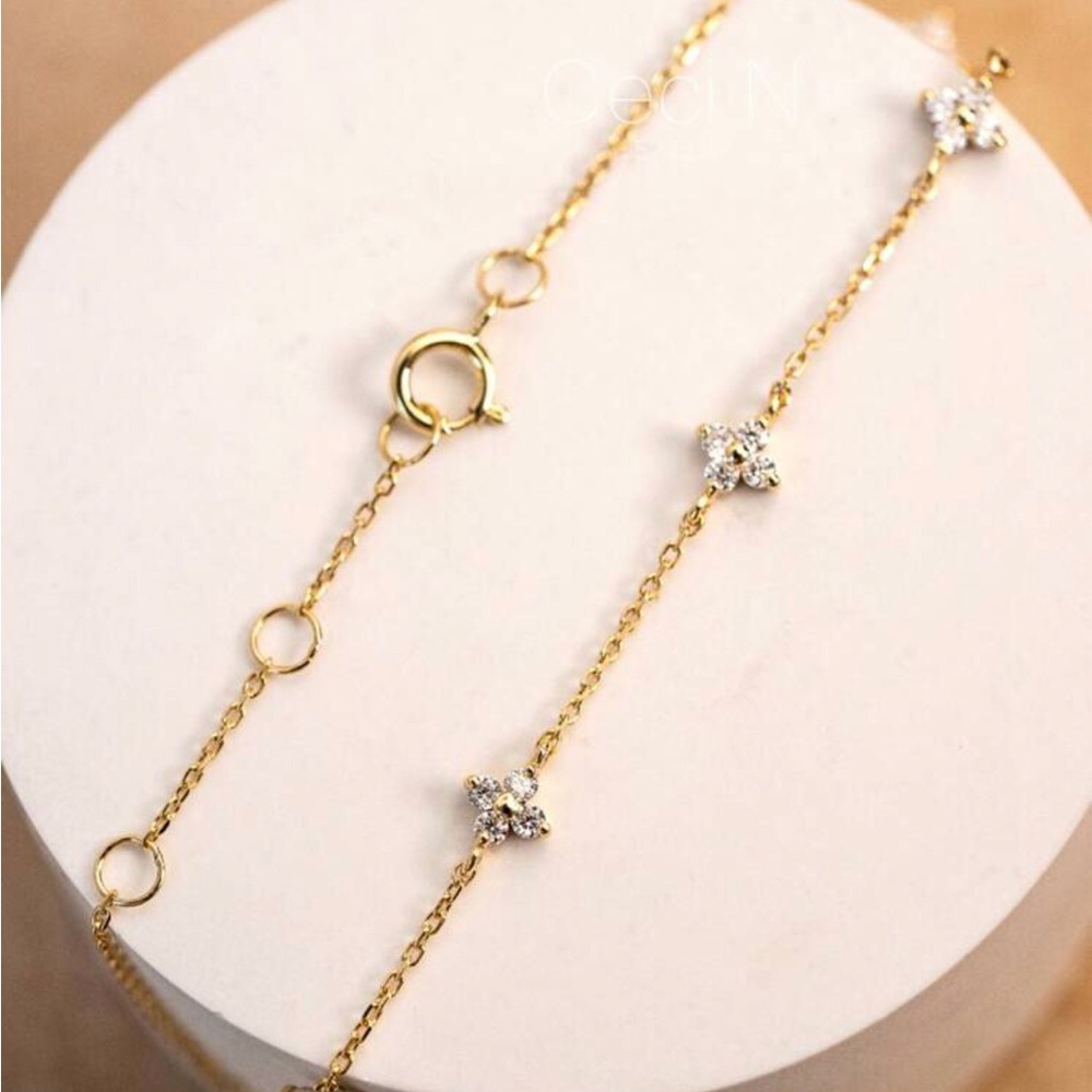 ✨Dainty 18k gold plated Flower Bracelet